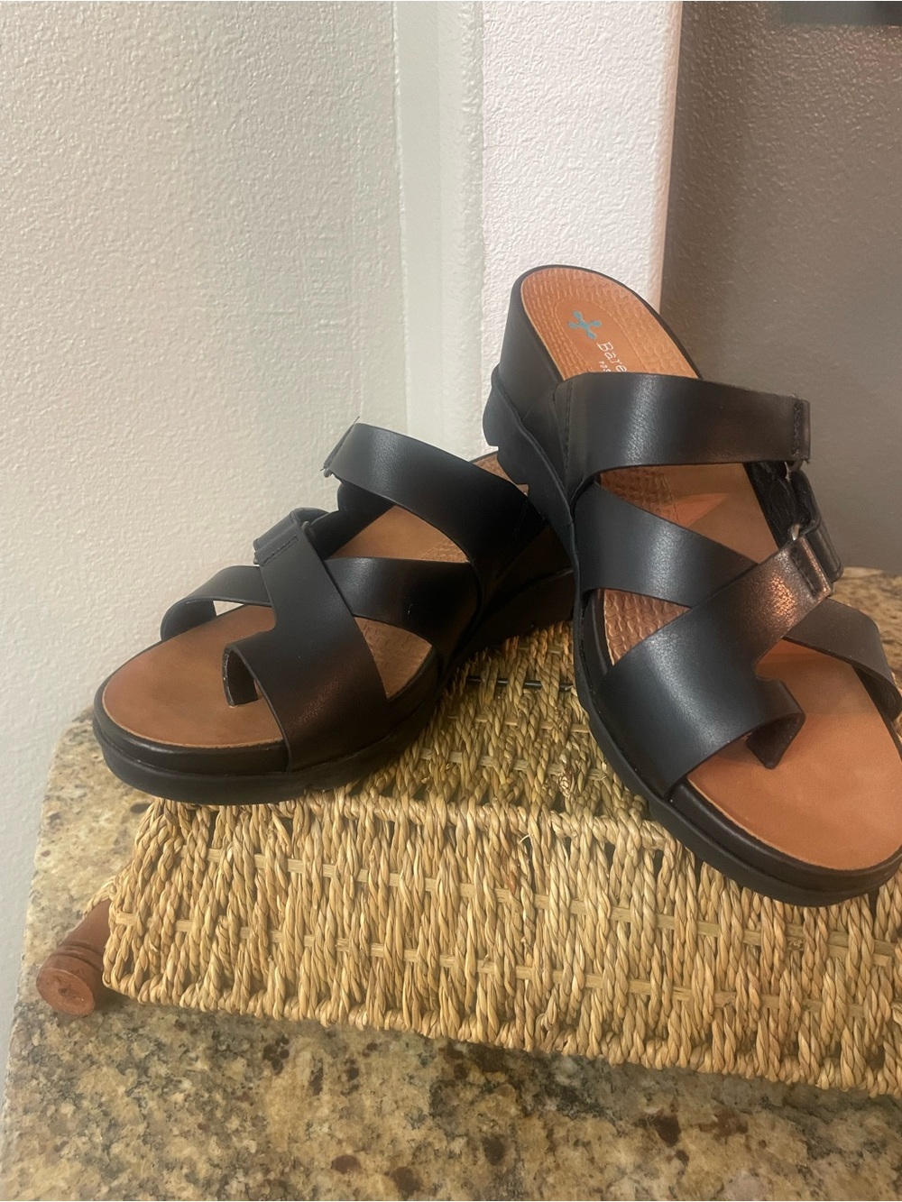 Baretraps Black Toe-Loop Wedge Slide Sandals Strappy Comfort Size 6M